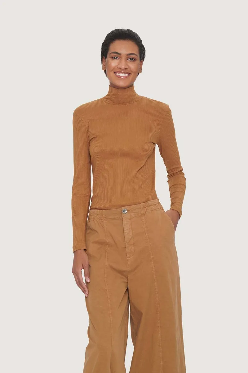 Globe rib turtleneck blouse