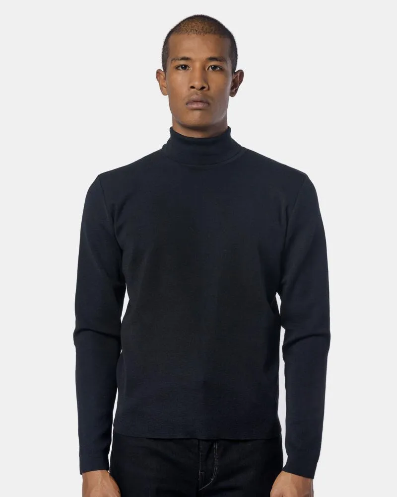 Light Turtleneck in Black