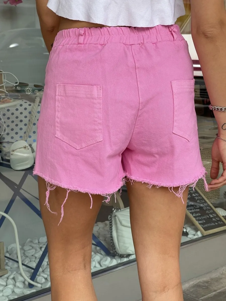 Shorts fucsia strappati con borchie a piramide